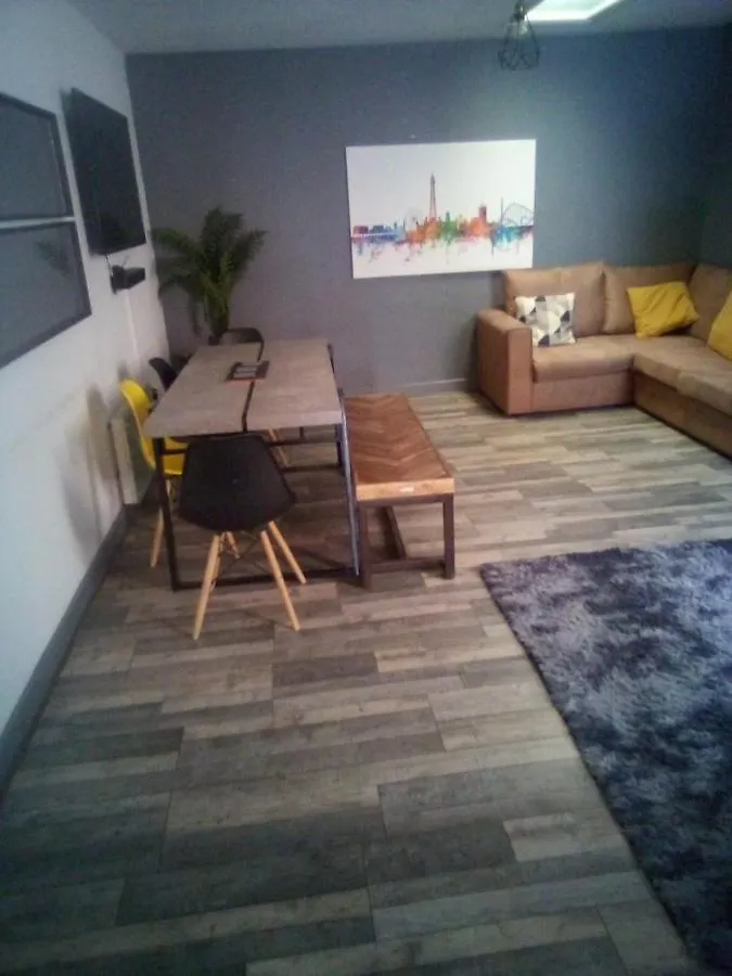 Town Center Large 2 Bedroom Apartment- Sleeps Up To 6 - Dogs Welcome - 2 Minutes From Train Station Blackpool