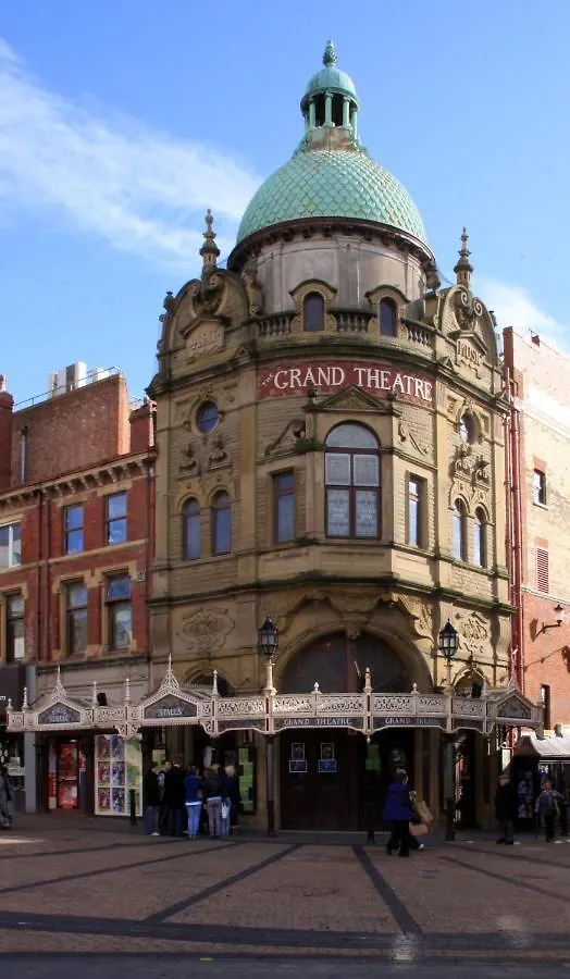 Town Center Large 2 Bedroom Apartment- Sleeps Up To 6 - Dogs Welcome - 2 Minutes From Train Station Blackpool United Kingdom
