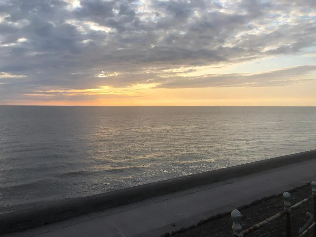 Apartment Town Center Large 2 Bedroom Apartment- Sleeps Up To 6 - Dogs Welcome - 2 Minutes From Train Station Blackpool